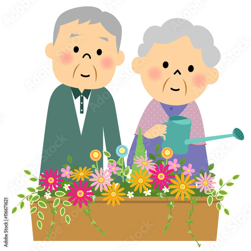 花に水やりするシニア夫婦