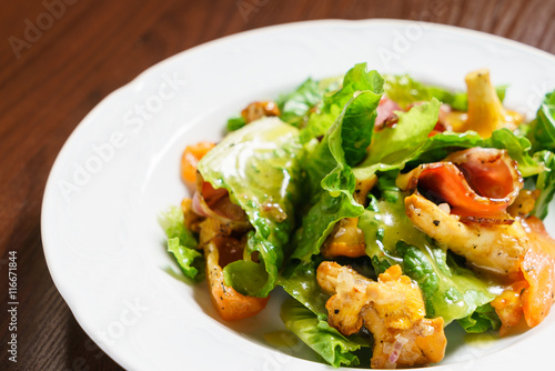 salad with chanterelle