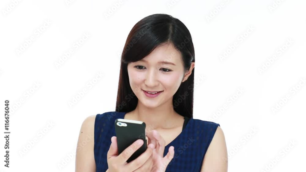 スマートフォンを持つ女性 スマートフォンを持つ女性