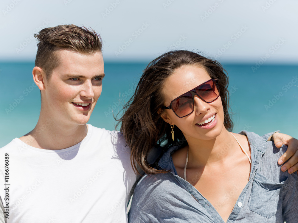 Obraz premium Company of young people on the beach