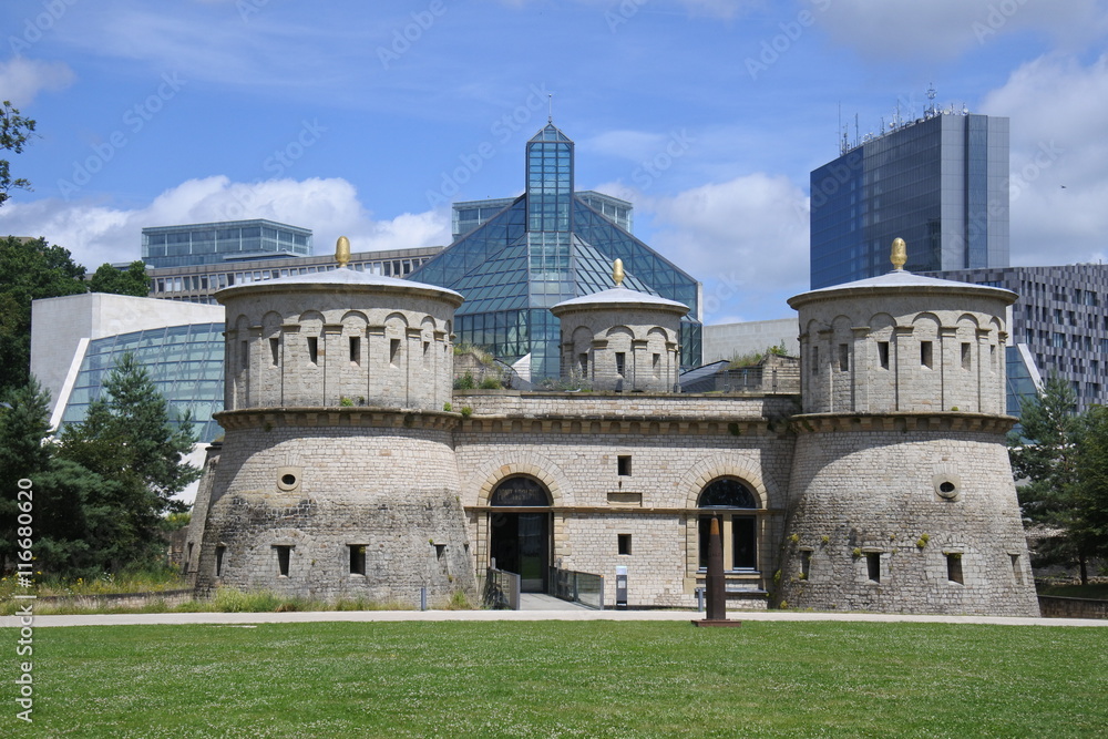 Fort Thüngen vor Glaspalästen im Sonnenschein