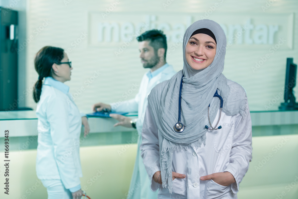 Obraz premium Closeup portrait of friendly, smiling confident muslim female doctor.