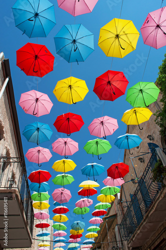 Gerusalemme: ombrelli colorati in via Yoel Moshe Solomon il 4 settembre 2015. L'installazione The Umbrellas Street Project è stata realizzata dall'Authority per la valorizzazione della città photo