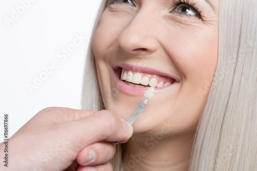 Farbabgleich f  r einen Zahnersatz beim Zahnarzt