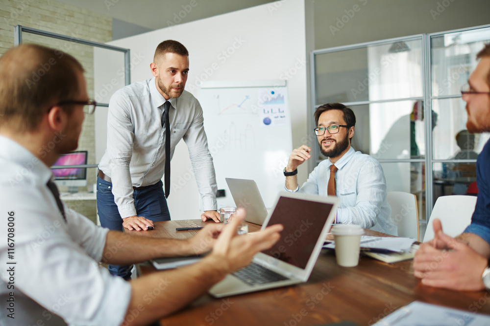 Fototapeta premium Discussing ideas