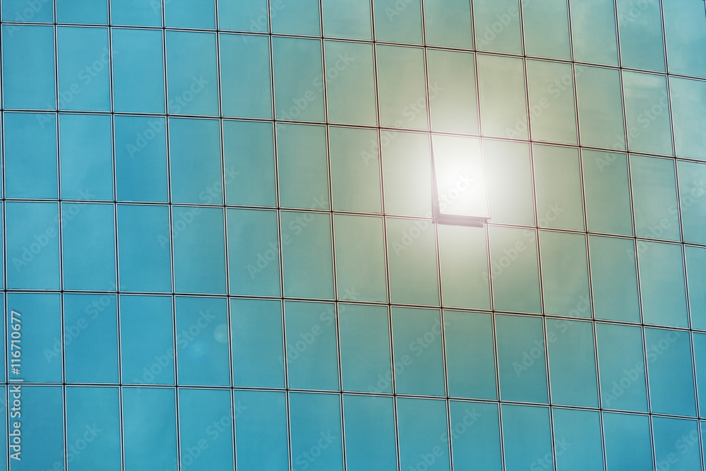 Obraz premium Solar flare on the window of an office building