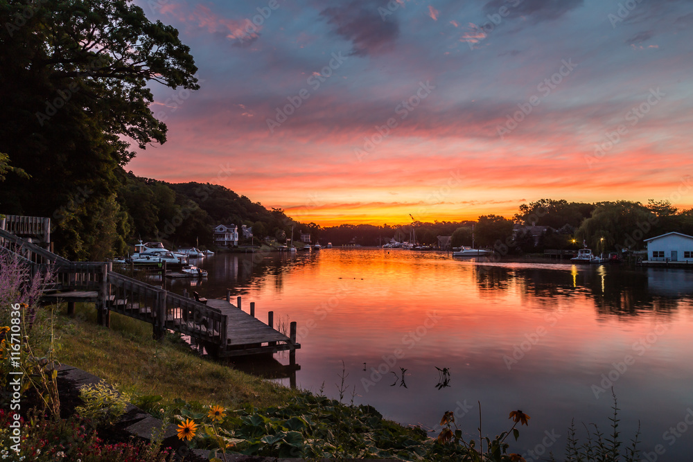 Obraz premium colorful sky and water/colorful dawn over kalamazoo river, MI