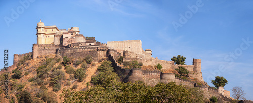 Quadro su tela Domed tower and fortified wall of Kumbhalgarh Fortress near Udai
