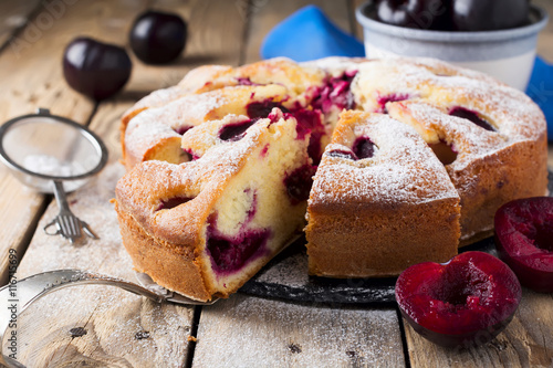 Foto Plum cake on an old wooden table. Rustic style. Selective focus.
