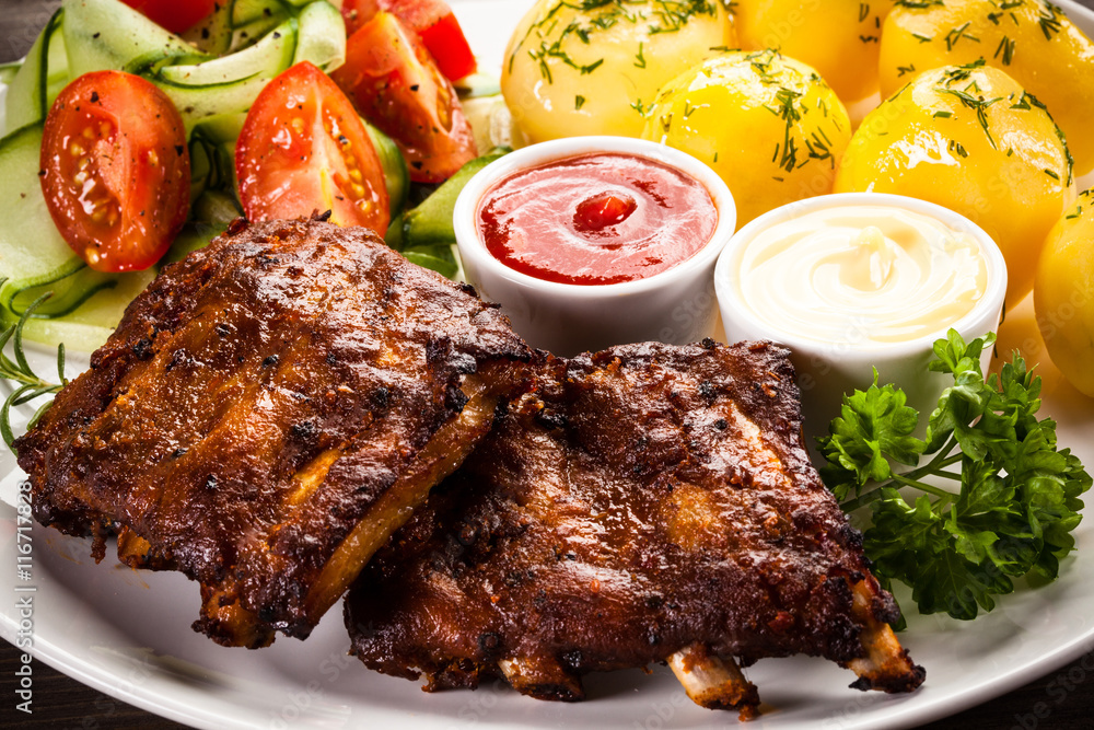Tasty grilled ribs with vegetables Tasty grilled ribs with vegetables