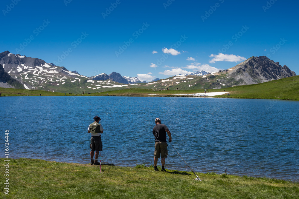 pêche dans le lac de montagne en été