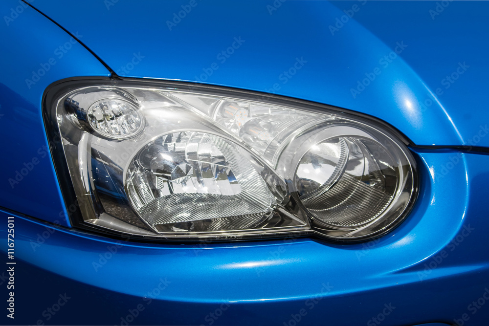 青いクルマのヘッドライト　Headlight of the bluish car