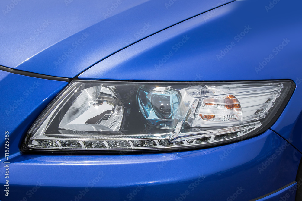青いクルマのヘッドライト　Headlight of the bluish car