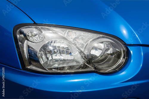 青いクルマのヘッドライト　Headlight of the bluish car © norikko