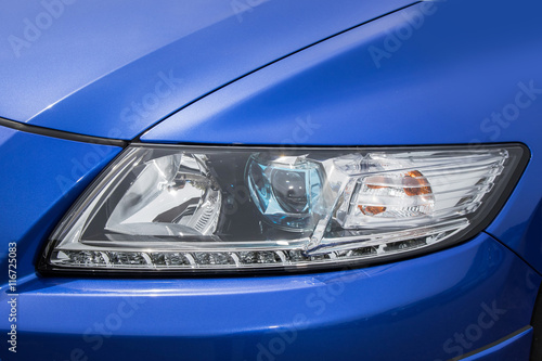 青いクルマのヘッドライト Headlight of the bluish car
