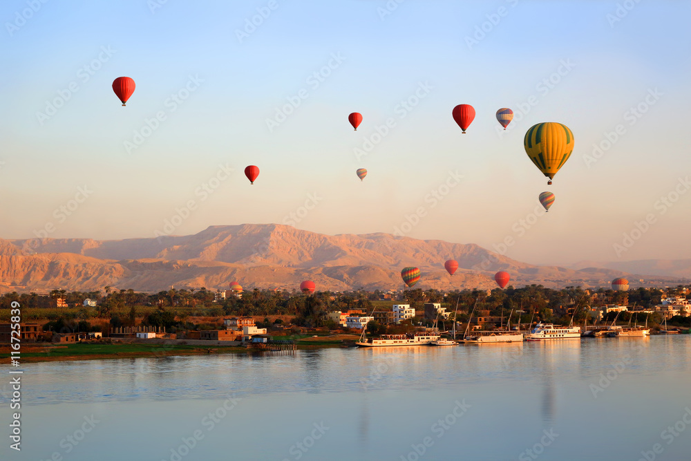 Naklejka premium Balony na ogrzane powietrze w Luksorze o wschodzie słońca