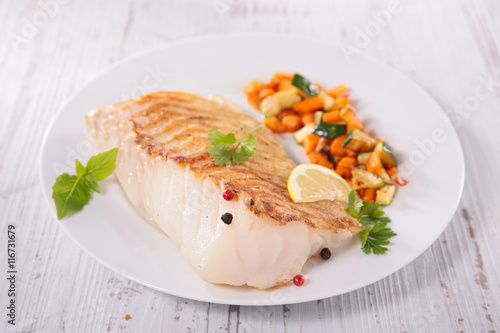 Photo grilled fish fillet and vegetable