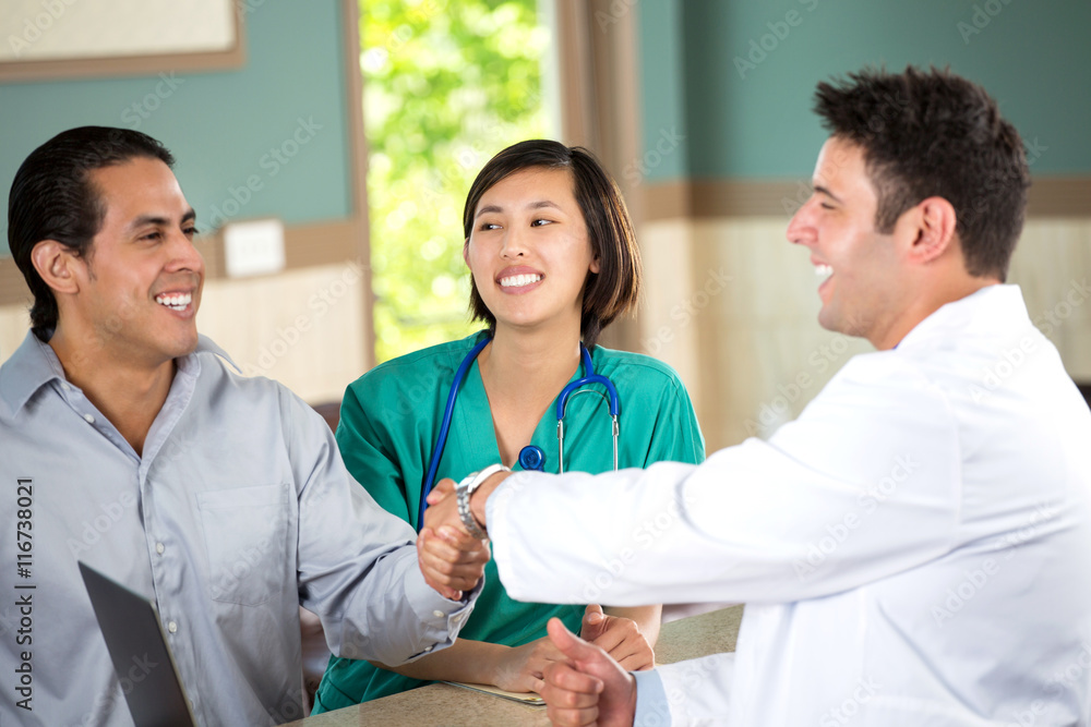 Obraz premium Doctor shaking hands with a patient.