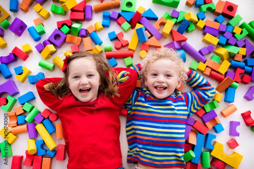 Obraz na płótnie Children playing with colorful blocks.