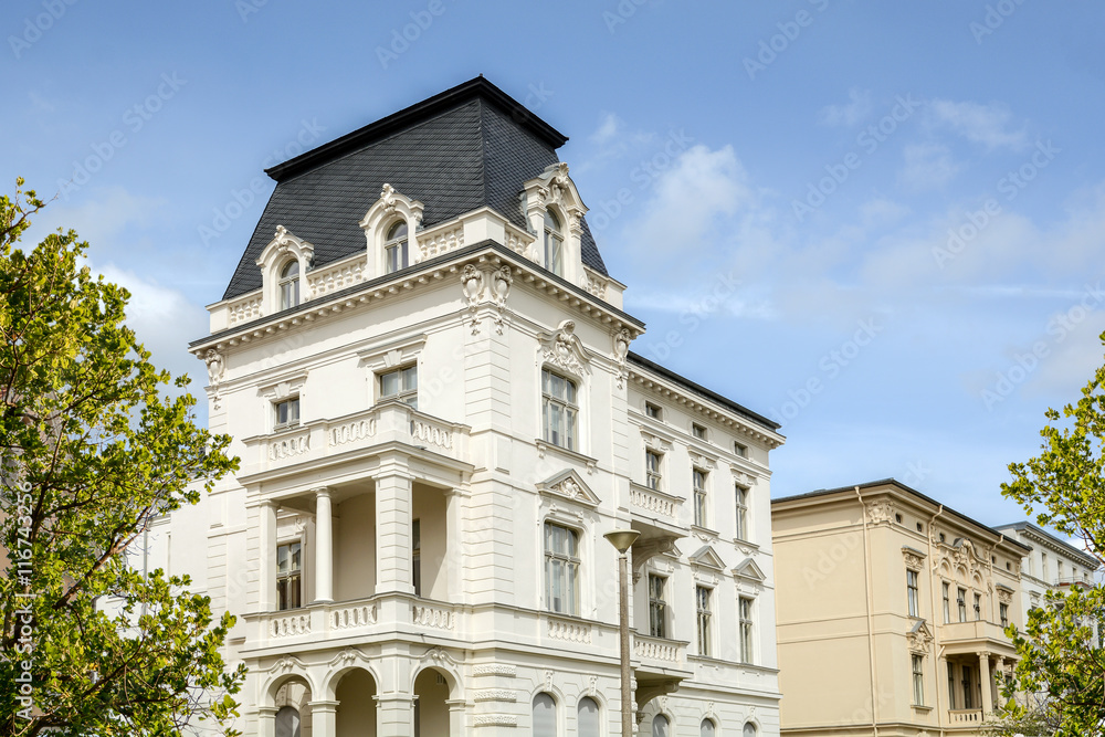 Fassade einer klassischen Villa in der Stadt Fassade einer klassischen Villa in der Stadt