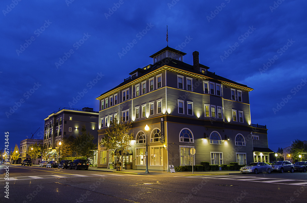 Naklejka premium Blue Hour at Majestic Inn