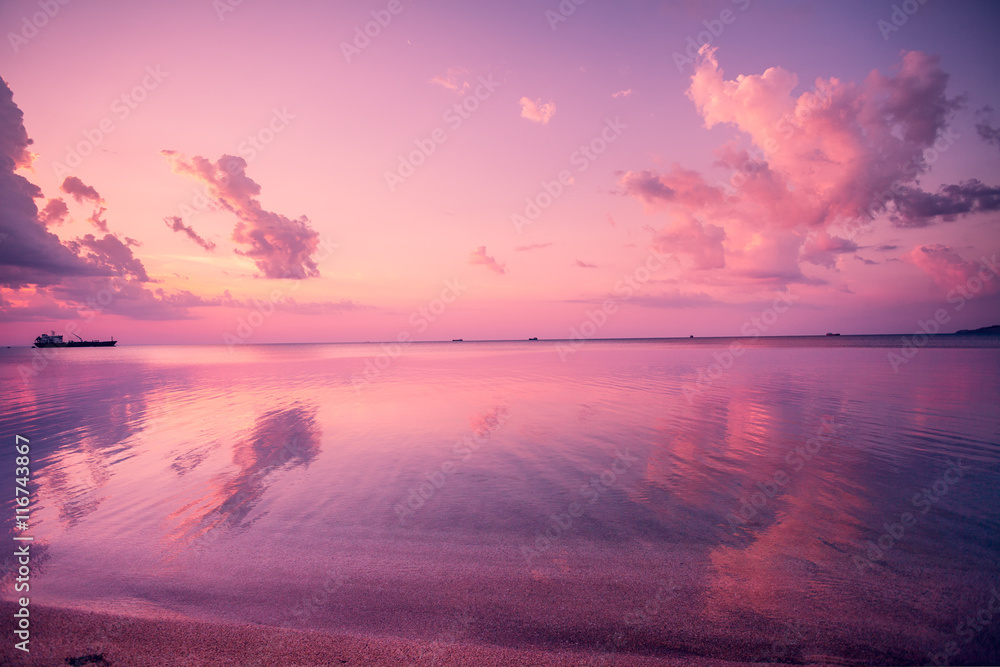 Obraz premium Wczesny poranek, różowy wschód słońca nad morzem
