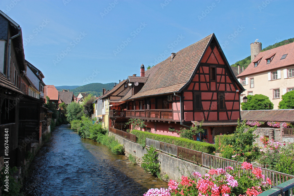Village d'Alsace. Kaysersberg. La Weiss (rivière) canalisée