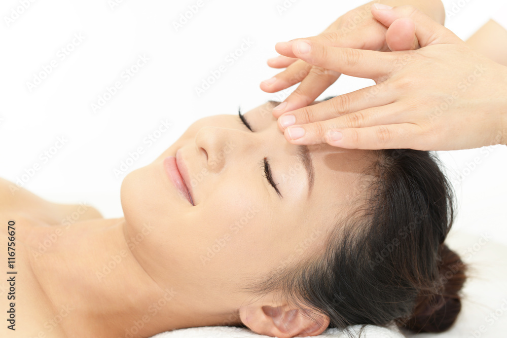 フェイシャルマッサージを受ける女性