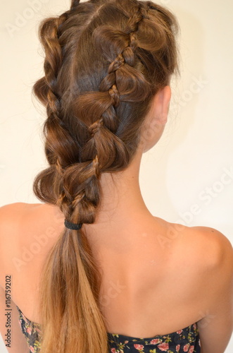 прическа с длинными волосами молодая девушка на белом фоне