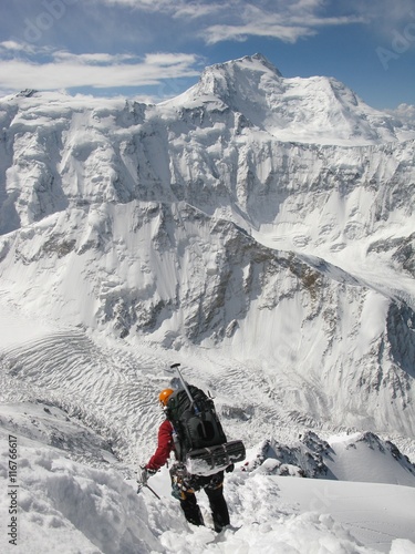 Descent from Pik Korzhenevskaya (7105 m). Pik Ismoil Somoni (7495 m) im Hintergrund. 