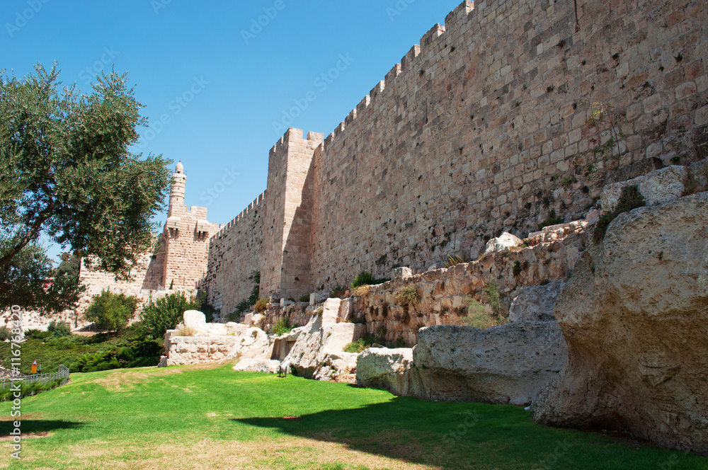 Gerusalemme, Israele: vista delle antiche mura che circondano la città vecchia il 2 Settembre 2015. Le mura attuali di Gerusalemme furono costruite sotto Solimano il Magnifico tra il 1537 e il 1541