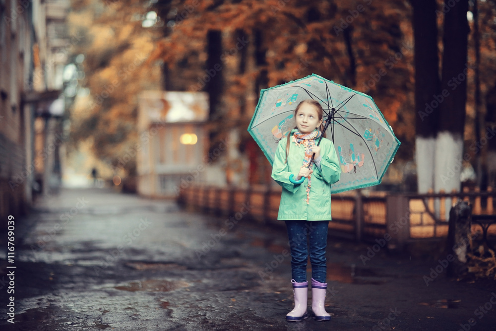 Obraz premium girl child umbrella, autumn photos city street