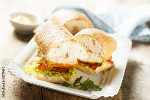 Sandwich with chicken and tomatoes