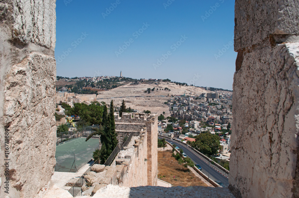 Gerusalemme, Israele: il Monte degli Ulivi visto dalle antiche mura della città vecchia il 2 settembre 2015