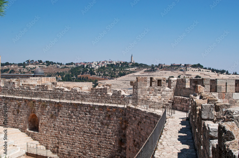 Gerusalemme, Israele: il Monte degli Ulivi visto dalle antiche mura della città vecchia il 2 settembre 2015