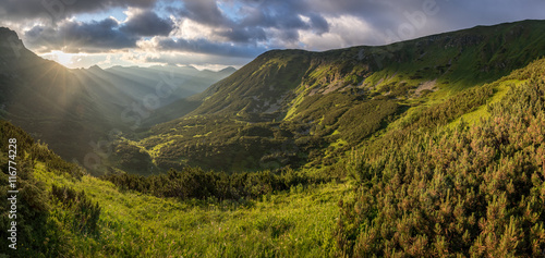Fototapeta Naklejka Na Ścianę i Meble -  Panoramic view of amazing sunrise over mountain valley
