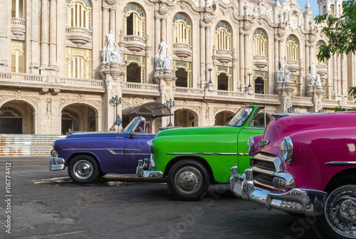 Oldtimer in der Hauptstadt Havanna Cuba parken vor dem Gran Teatro © mabofoto@icloud.com
