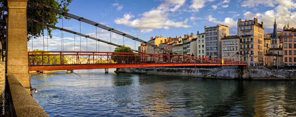 Obraz premium Lyon (France) Passerelle Saint-Vincent on river Saone