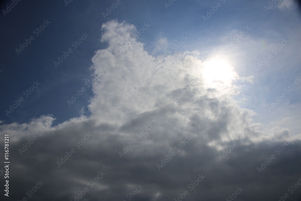 曇り空と太陽 / 曇り空とそこから顔を出す太陽を撮影しました 曇り空と太陽 / 曇り空とそこから顔を出す太陽を撮影しました