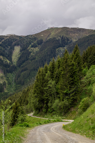 Wandern und Radfahren in den Bergen- Schotterweg