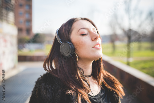 Fotografie Young beautiful caucasian indie woman with septum piercing outdoor in the city l