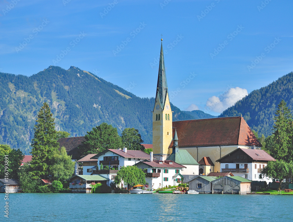 Fototapeta premium Blick auf den malerischen Ort Rottach-Egern am Tegernsee,Oberbayern,Deutschland