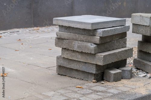 Gestapelte Steinplatten auf Baustelle. Bauarbeiten. Platten aus Beton. Betonplatten