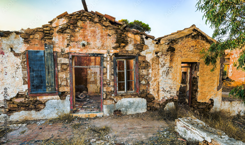 Ruinen alter Klosterhäuser bei Sounion, Griechenland