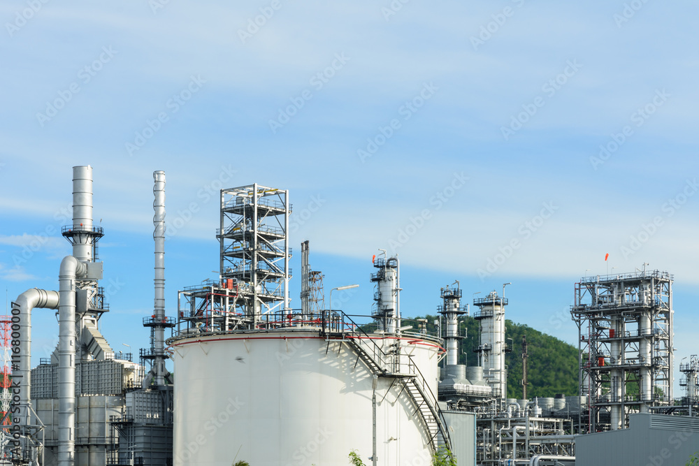 Obraz premium Oil tank at refinery in morning light