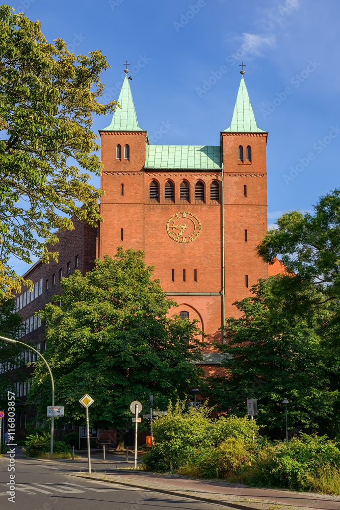 Abkehr vom Historismus: Das festungsartige Westwerk der Berliner Erlösungskirche