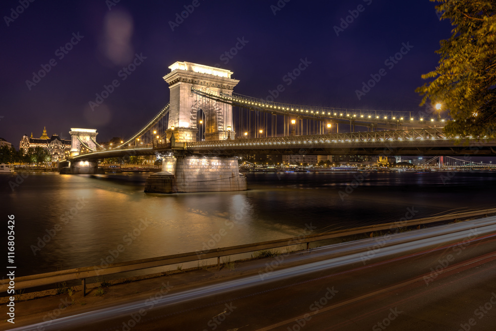 Obraz premium Night shot of Szechenyi Chain Bridge is a suspension bridge spans the River Danube of Budapest, the capital of Hungary.