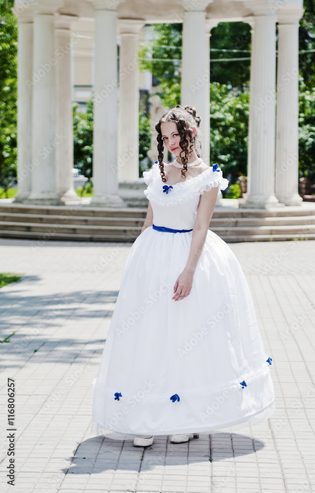 Fototapeta premium Girl in ancient dress with crinoline on the background of the rotunda