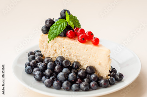 Cheesecake with blueberries and red currants