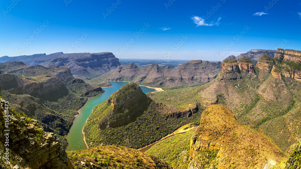 Obraz premium Republika Południowej Afryki - prowincja Mpumalanga. Kanion rzeki Blyde (największy zielony kanion na świecie, fragment trasy panoramicznej) i trzy ronda (trzy szczyty dolomitu po prawej)